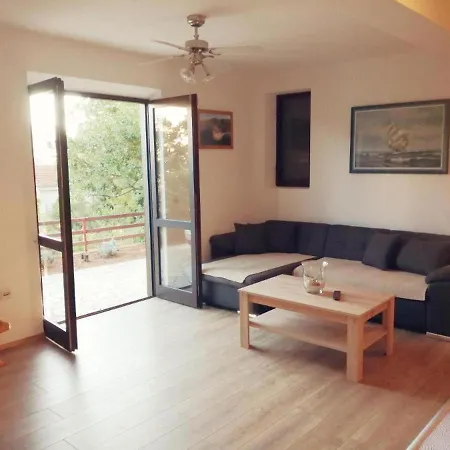 Дом отдыха Charming 3-Bed House In Viganj *